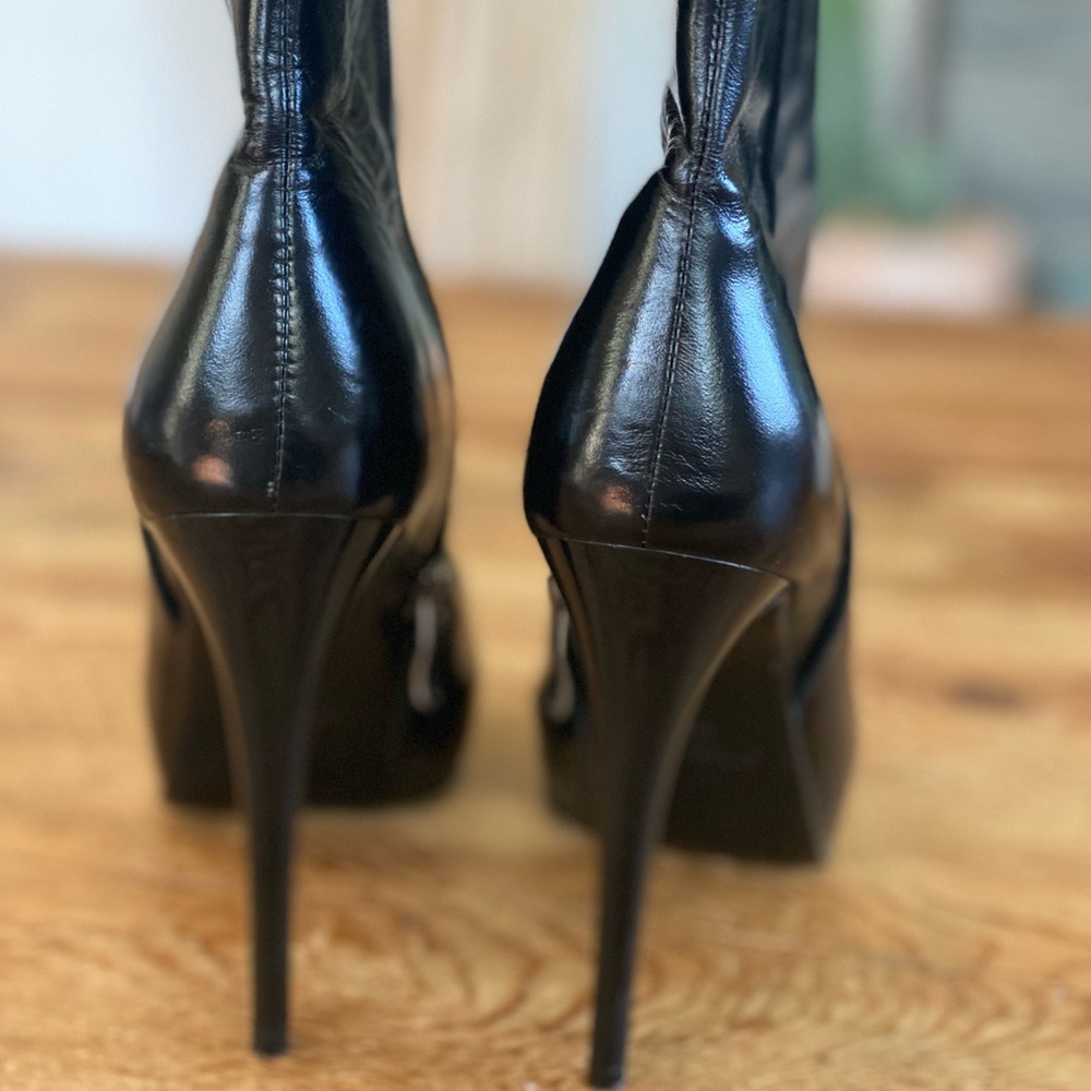 Gorgeous booties , size 8